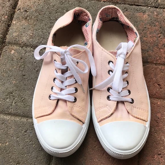 Wet seal Sneakers - Picture 1 of 8